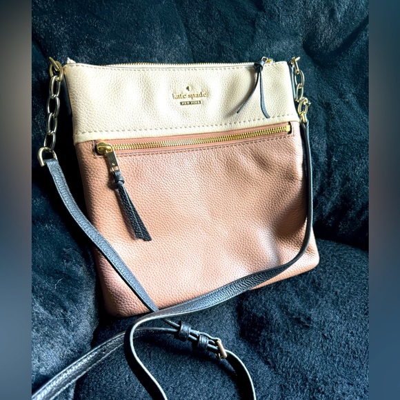 kate spade Handbags - NWOT Kate Spade crossbody